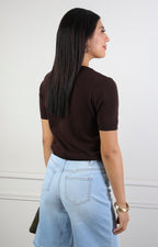 Blusa café con pedrería en escote