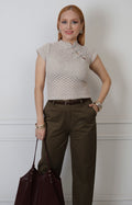 Blusa beige tejida Boutiquemirel con cierres decorativos frontales y corte regular