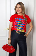 Blusa roja con estampado gráfico y aplicaciones