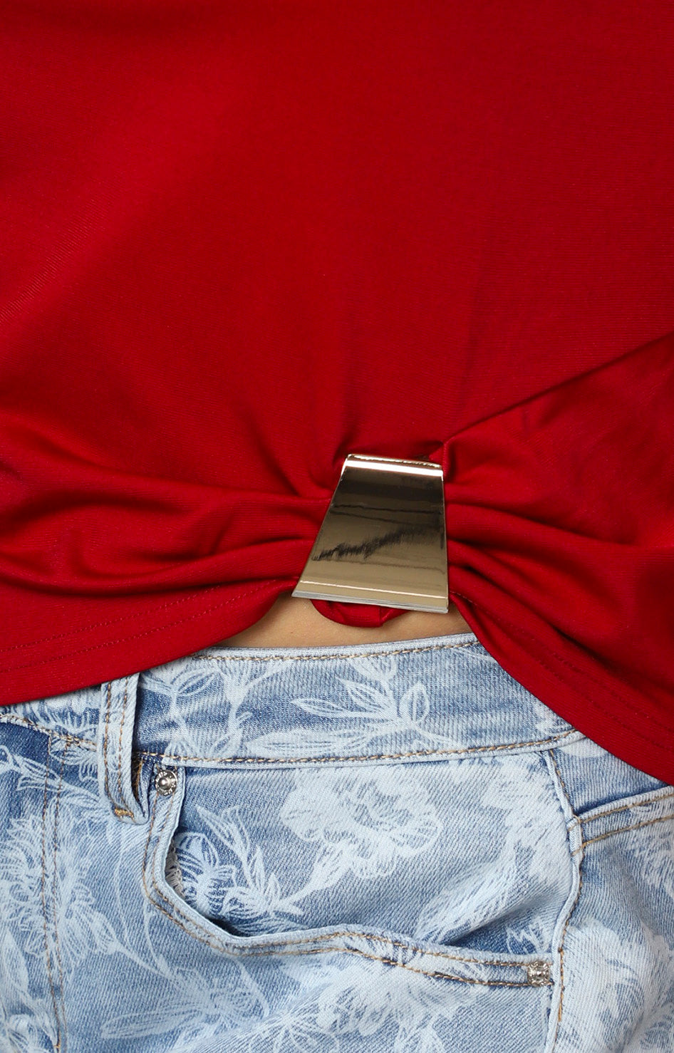 Blusa sin manga drapeada con detalle dorado
