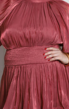 Vestido largo con olanes de satín