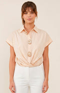 Blusa beige con botones decorativos