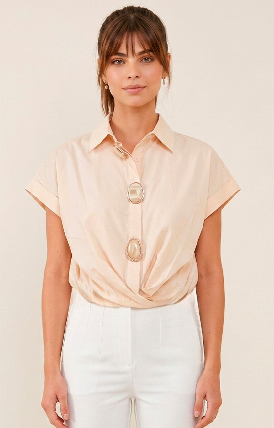 Blusa beige con botones decorativos