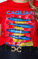 Blusa roja con estampado gráfico y aplicaciones