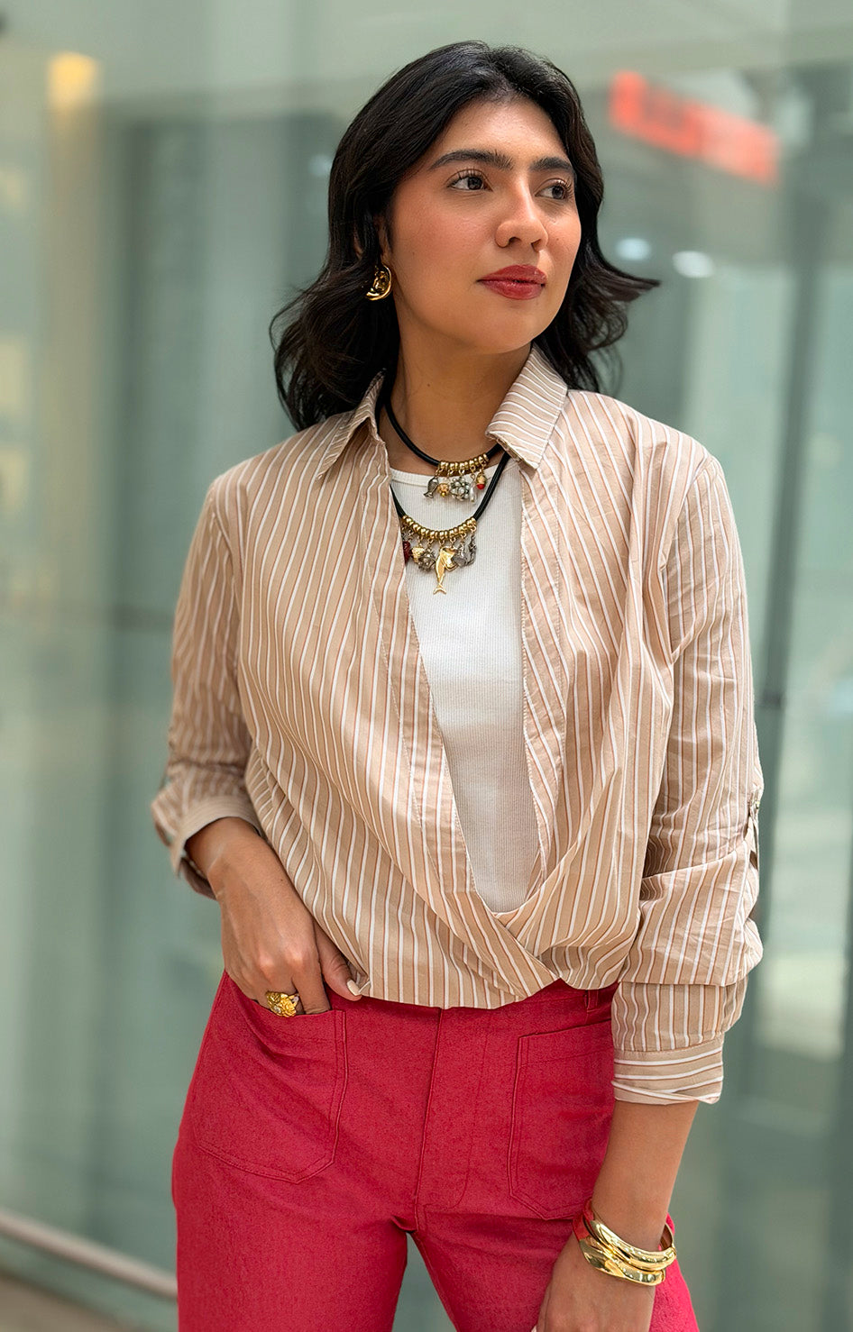 Blusa a rayas con fondo blanco