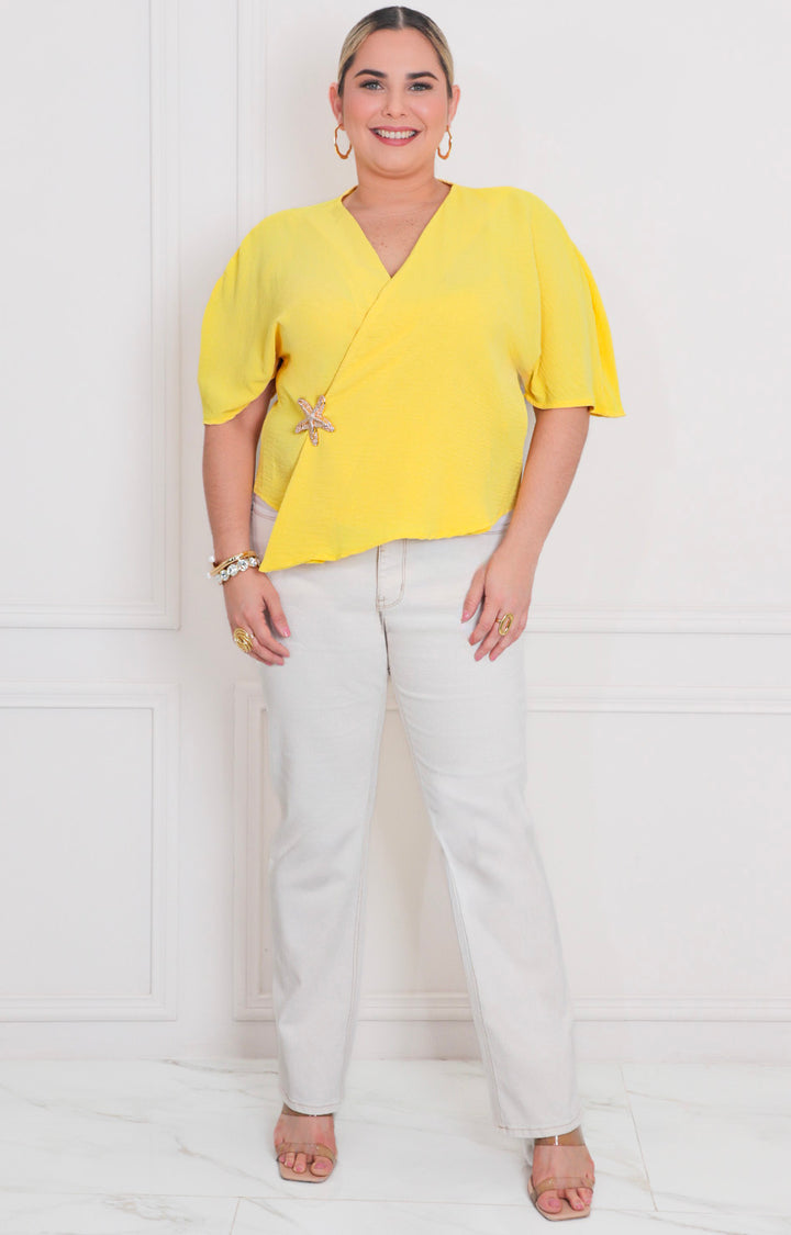 Blusa amarilla con broche de estrella
