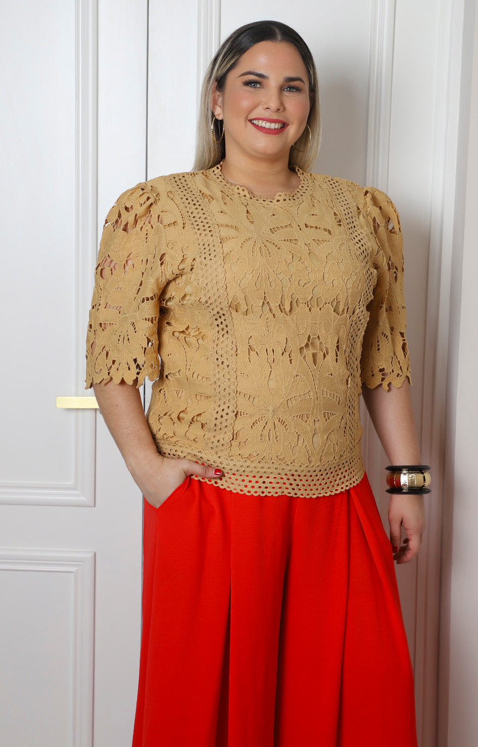 Blusa de guipur con mangas 3/4