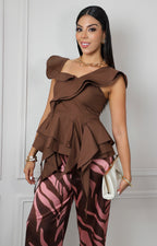 Blusa asimétrica con olanes y lazo