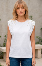 Blusa regular de SHOWHEY con aplicaciones decorativas en tela de color claro y detalles elegantes en la parte superior.