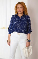 Blusa camisera azul marino con estampado