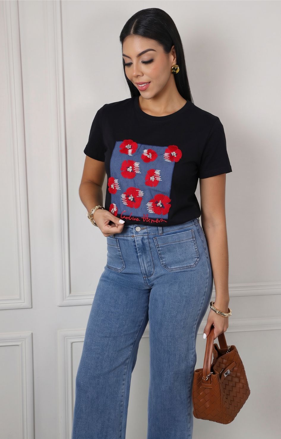 Blusa con estampado floral y aplicaciones