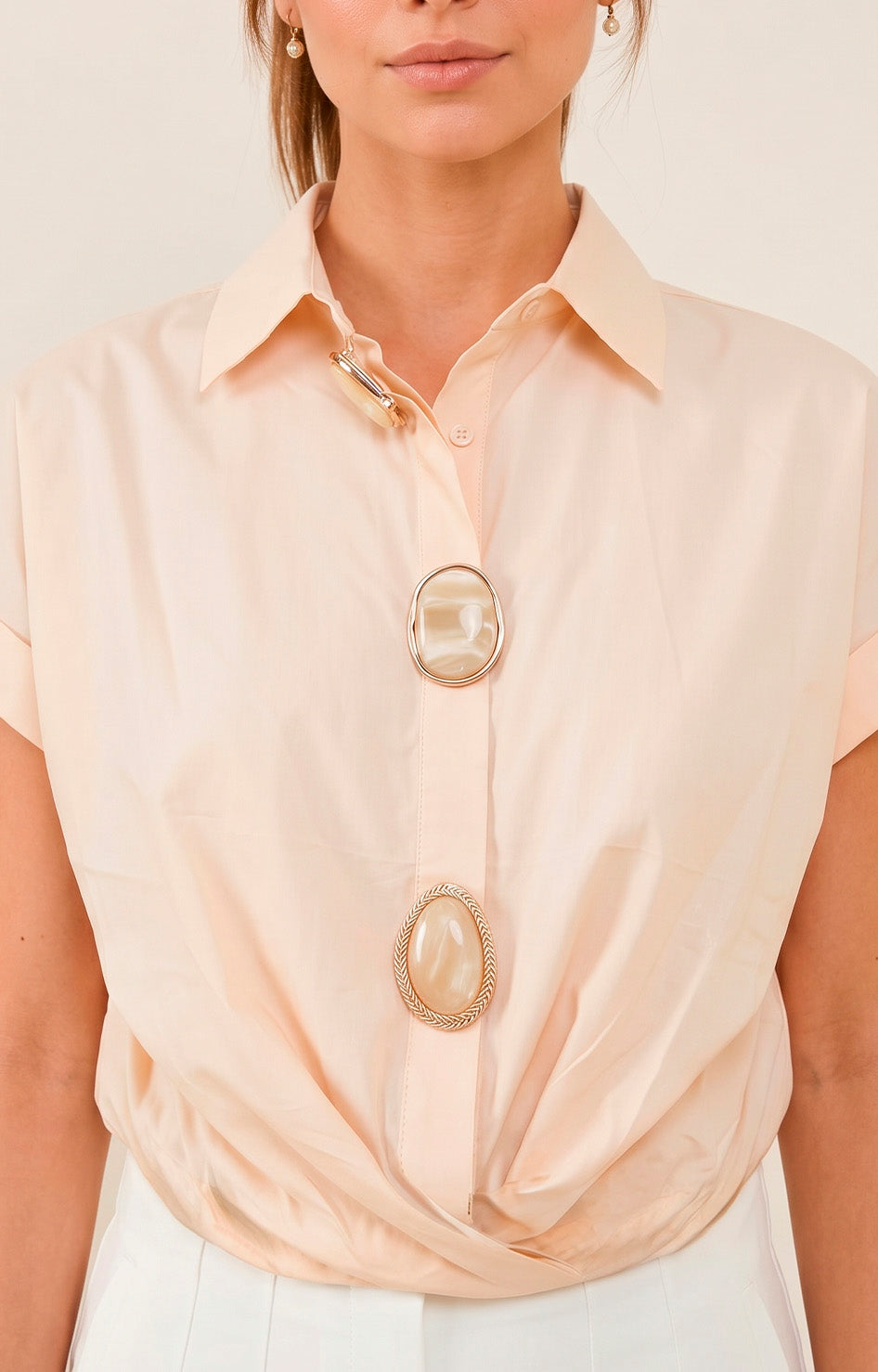 Blusa beige con botones decorativos