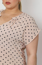 Blusa beige con lunares y cuello en V