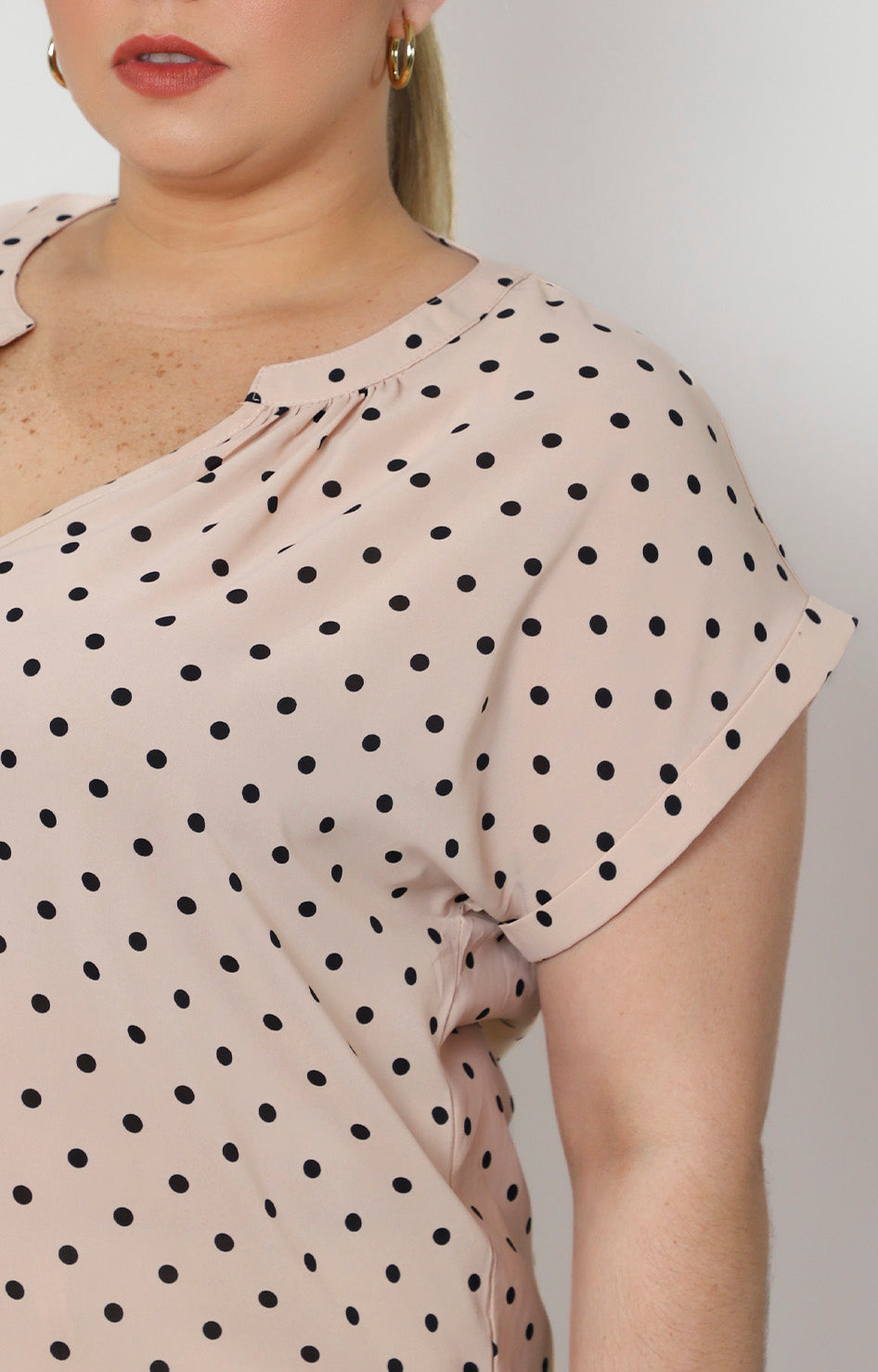 Blusa beige con lunares y cuello en V