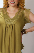 Blusa con escote en V y encaje