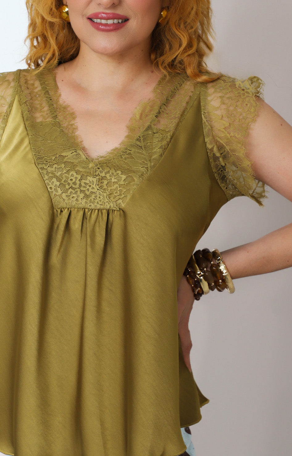 Blusa con escote en V y encaje