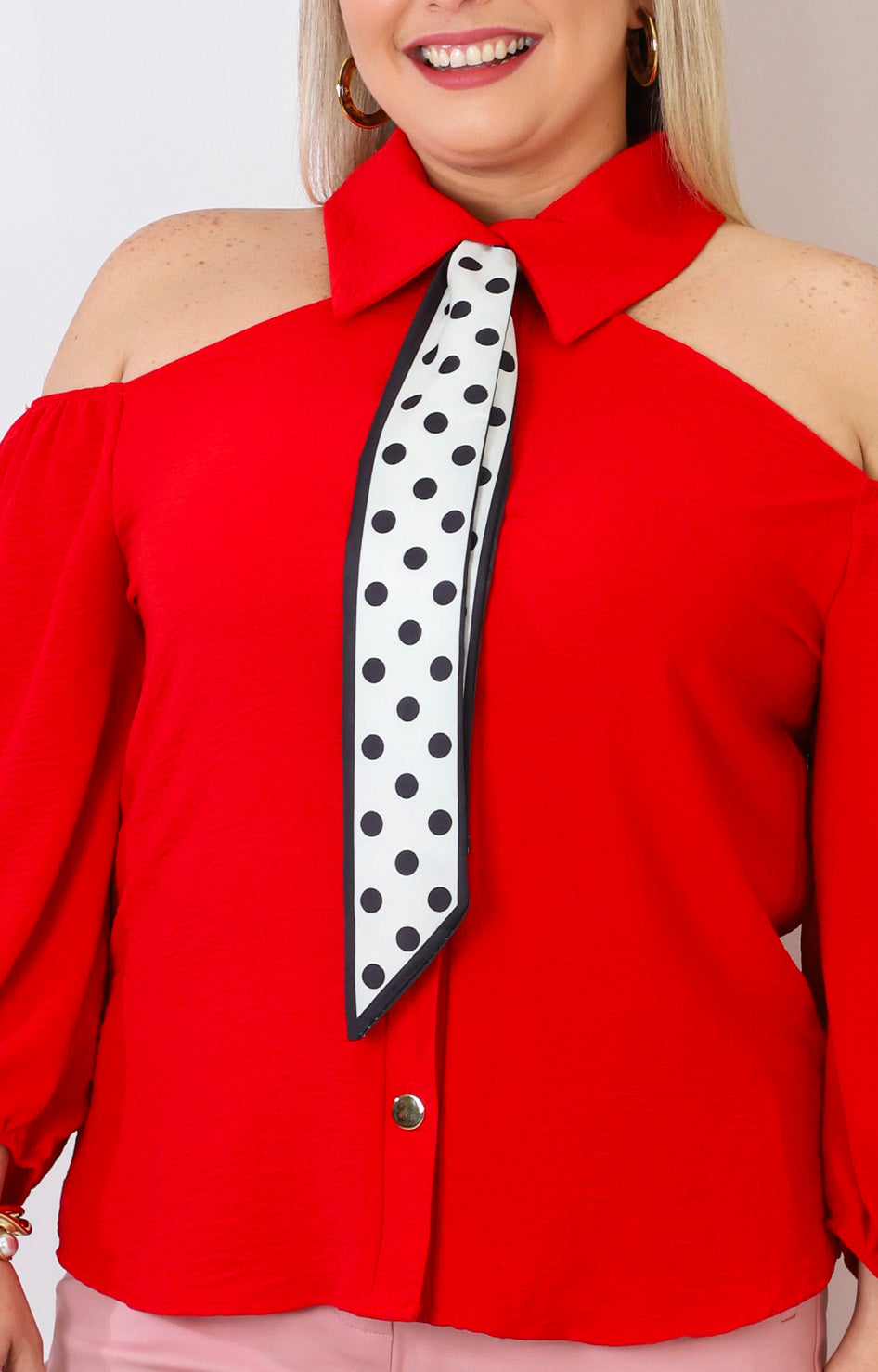 Blusa con hombros descubiertos y pañoleta