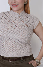 Blusa beige tejida Boutiquemirel con cierres decorativos, corte regular y detalle frontal visible