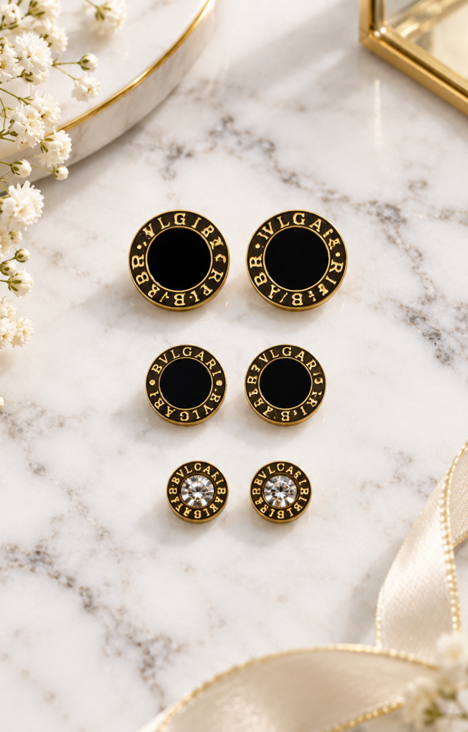 Set de aretes de broquel negro y dorado con cristal