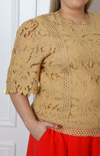 Blusa de guipur con mangas 3/4