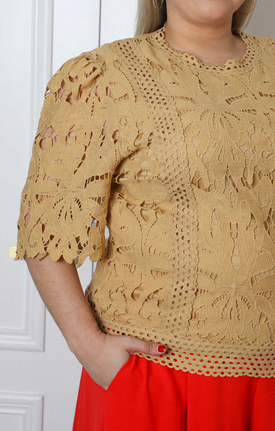 Blusa de guipur con mangas 3/4