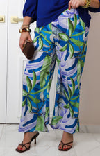 Pantalón azul con estampado tropical de hojas
