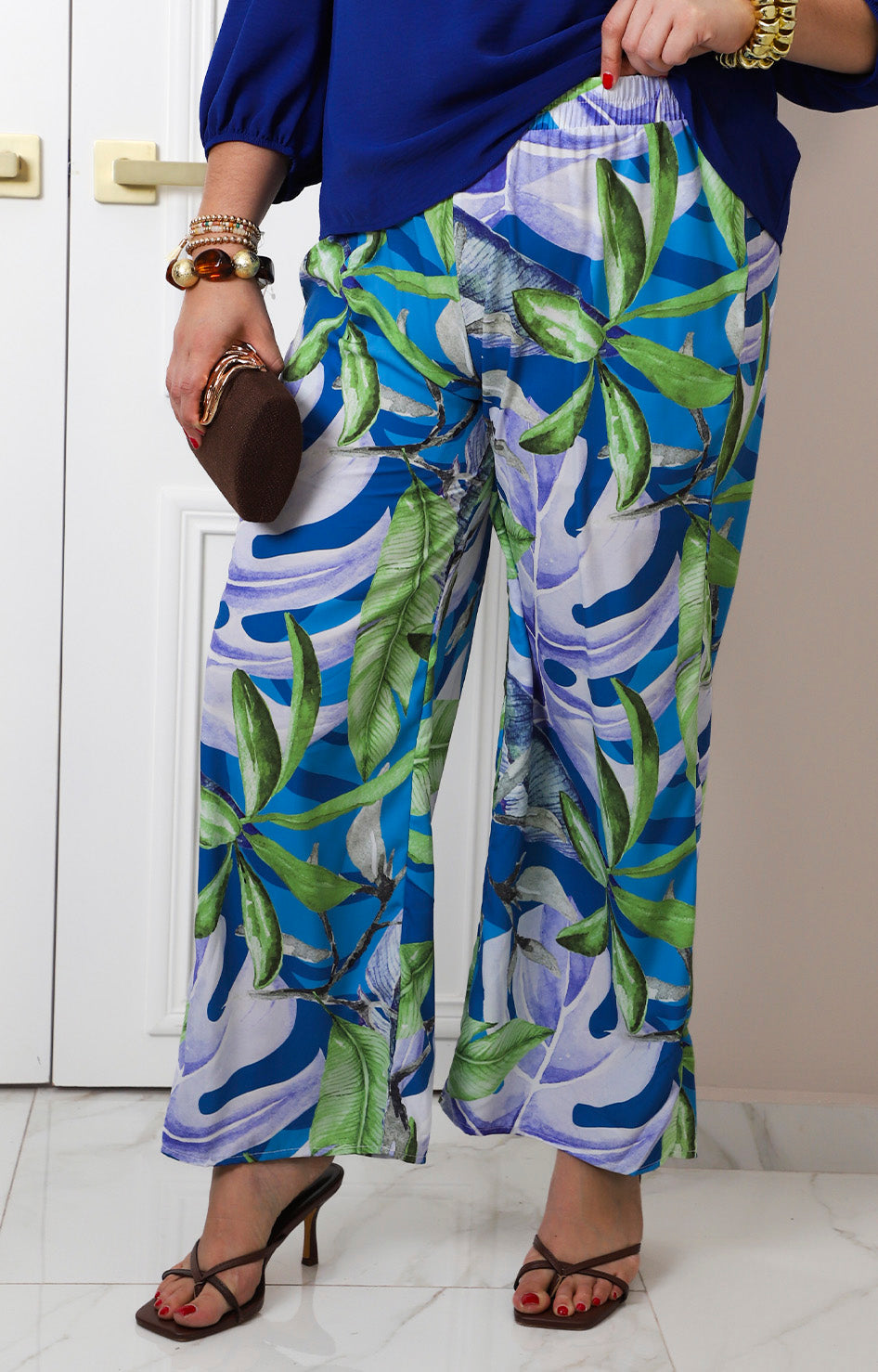 Pantalón azul con estampado tropical de hojas