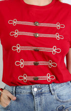 Blusa regular Boutiquemirel con detalles dorados y botones frontales visibles