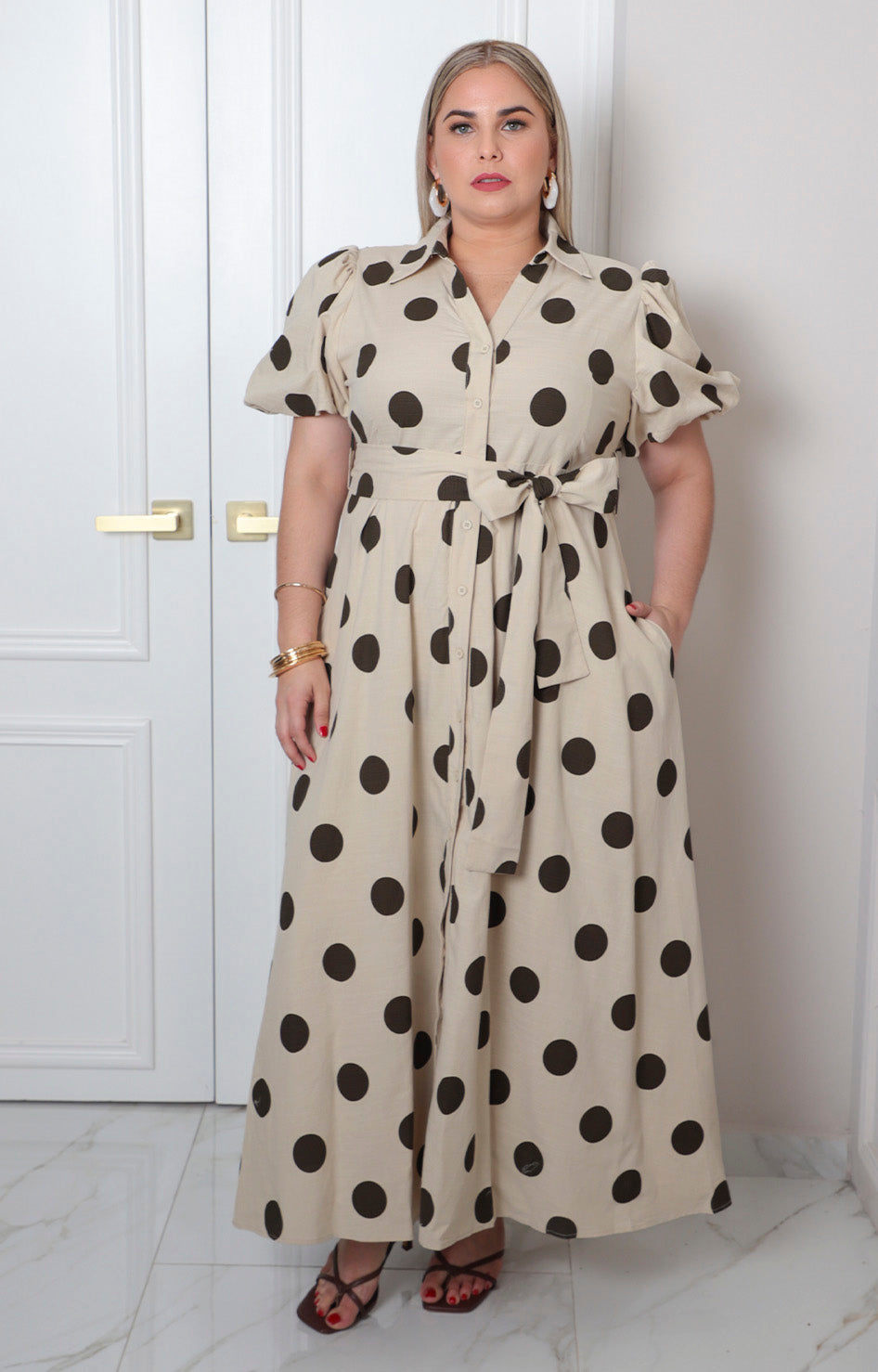 Vestido largo curvy Boutiquemirel con estampado de lunares y mangas globo