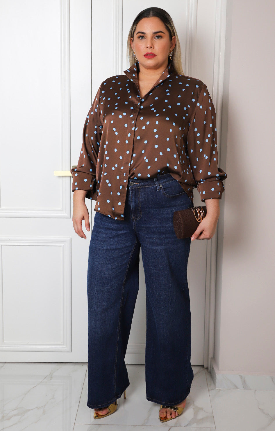 Blusa satinada café con estampado polka dots
