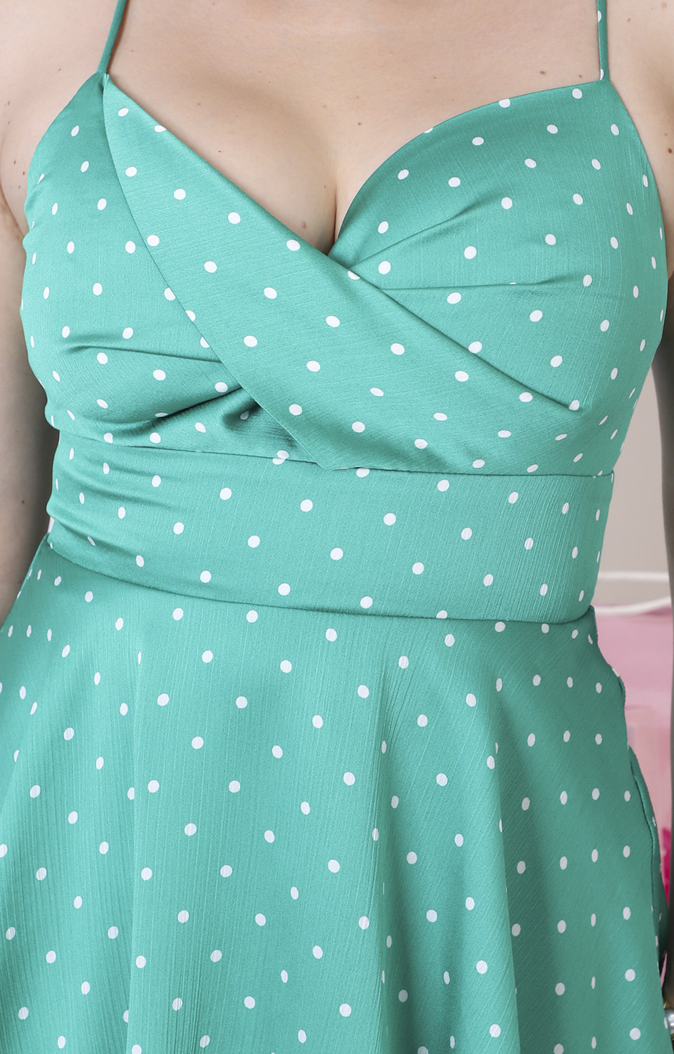 Vestido verde de olanes con polka dots