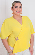 Blusa amarilla con broche de estrella - BLUSAS CURVY Boutiquemirel 