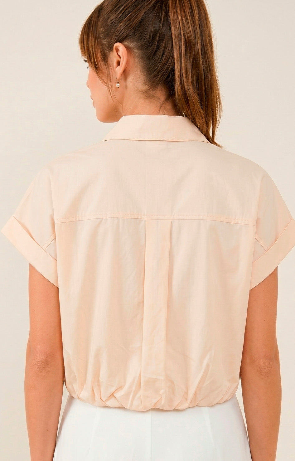 Blusa beige con botones decorativos