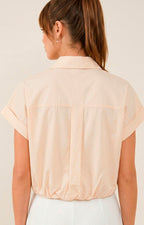 Blusa beige con botones decorativos
