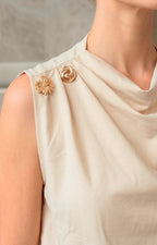 Blusa drapeada con detalles dorados