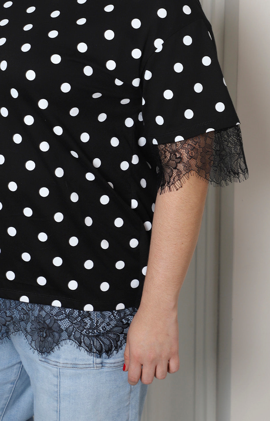 Blusa con polka dots y encaje