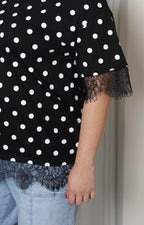 Blusa con polka dots y encaje