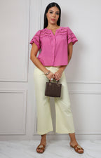 Blusa con calado decorativo y escote en V