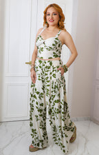 Conjunto beige con estampado de hojas