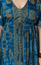 Vestido con estampado paisley y escote en V
