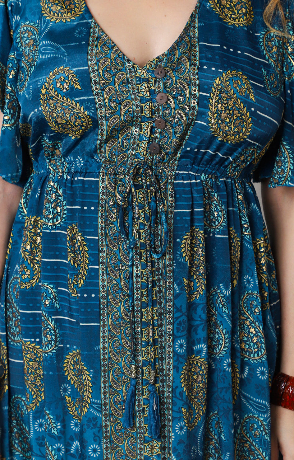 Vestido con estampado paisley y escote en V