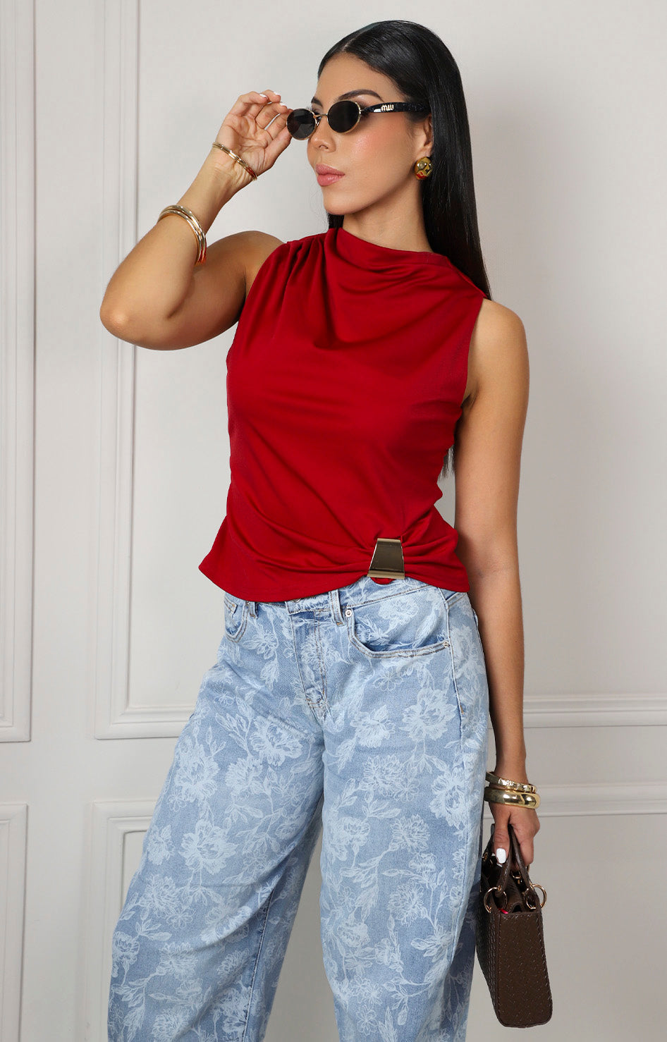 Blusa sin manga drapeada con detalle dorado