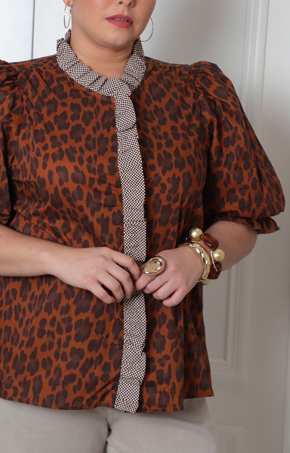 Blusa animal print Boutiquemirel para mujer curvy con manga globo y diseño estampado.