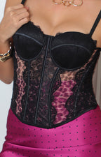 Corset negro de encaje con tirantes de la marca Boutiquemirel, mostrado en una blusa regular, con detalles de encaje y tirantes ajustables.