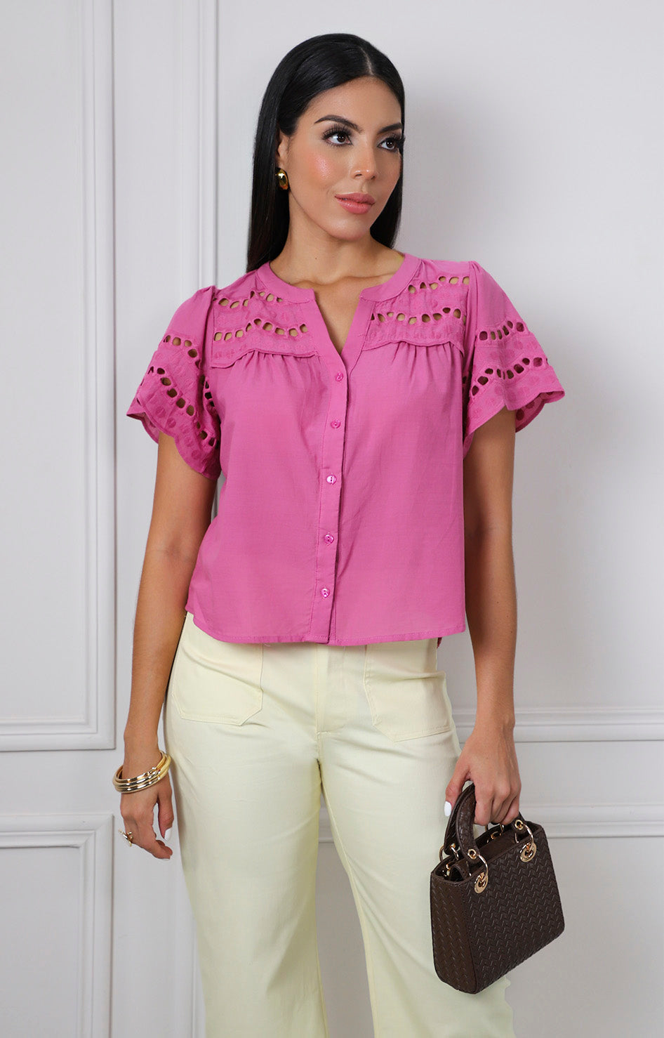 Blusa con calado decorativo y escote en V