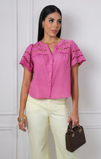 Blusa con calado decorativo y escote en V
