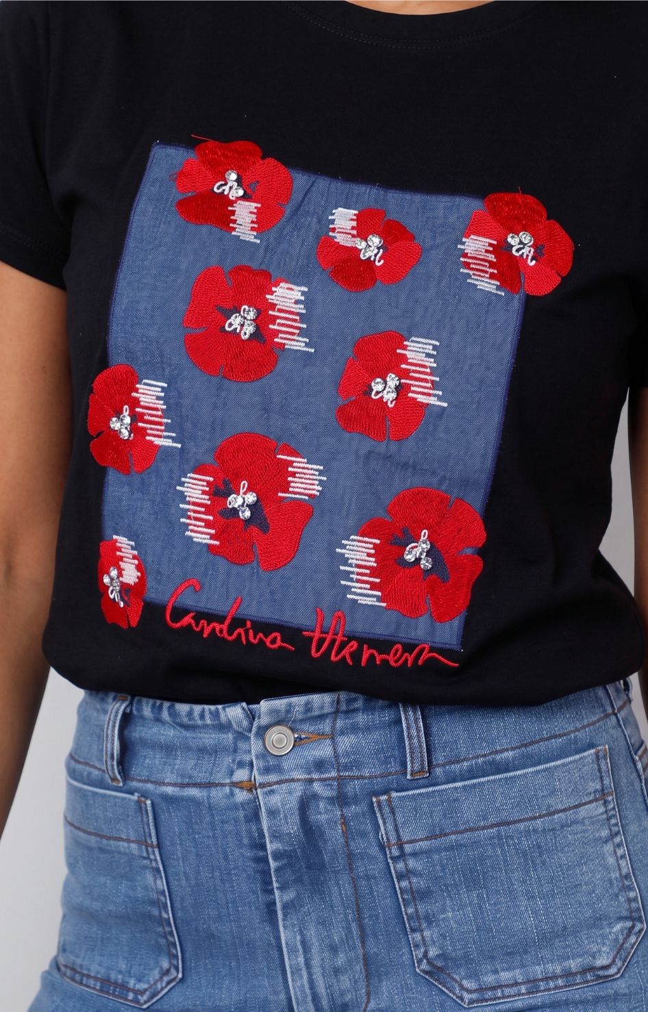 Blusa con estampado floral y aplicaciones