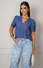 Blusa escote en V con mangas caladas
