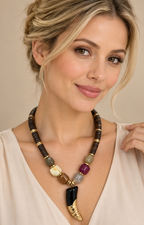 Collar llamativo boho con dije de cuerno