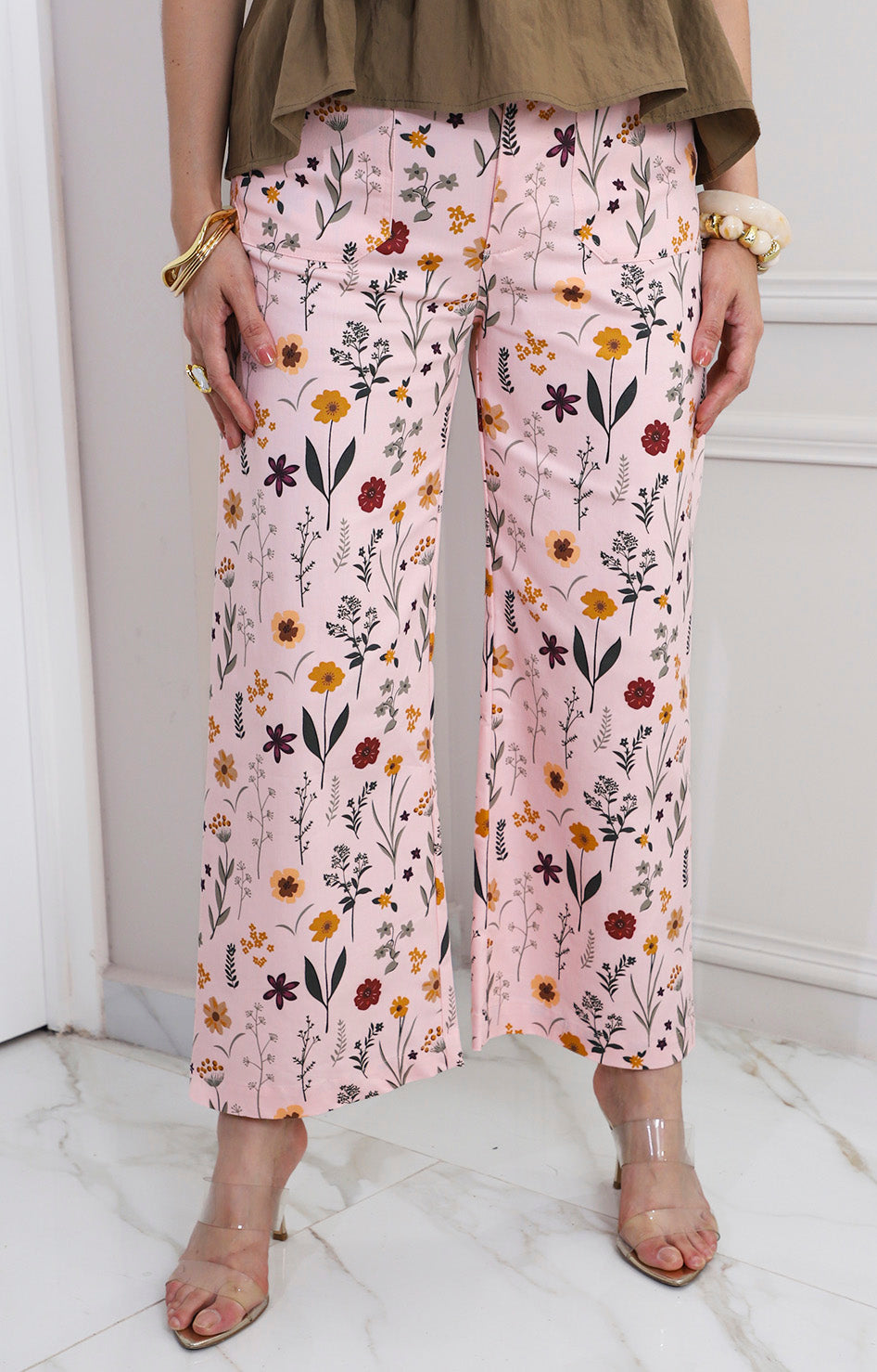 Pantalón rosa con estampado floral